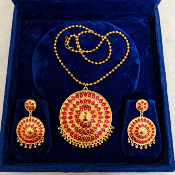 Red Gold-Tone Pendant Necklace Set – view 2